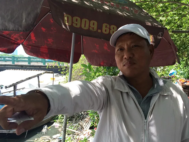 Anh Lâm Văn Sơn (quận 6) cho biết bọt thường hay nổi lên dòng kênh, bay khắp nơi như tuyết